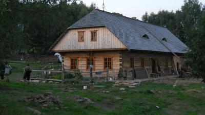 Prohlídka dříve realizované roubenky. Prizmy jsou ručně tesané.