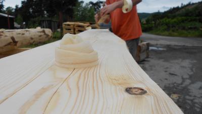 Ruční hoblování povrchu dřeva tradičním hoblíkem uběrákem.