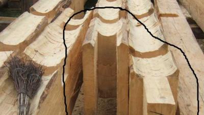 Podélné napojení dvou stěnových trámů. Po nasazení čepu do dlabu na svém místě v roubené stěně budou klády ještě provrtány a spojeny dubovým kolíkem.