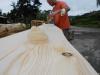 Ruční hoblování povrchu dřeva tradičním hoblíkem uběrákem.
